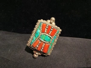 Bellissimo anello tibetano fatto a mano in argento intarsiato corallo rosso con turchese KK095 - Foto 1 di 5