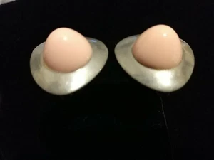 PINK DOME CABOCHON SILVERTONE TRIANGULAR METAL BUTTON EARRINGS CLIPON VTG - Imagen 1 de 8