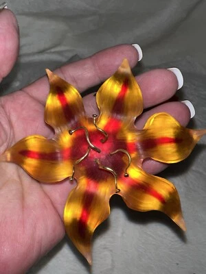 ALEXIS BITTAR DORADO Tono Amarillo Naranja Rojo Flor Lirio PIN. Broche Foto 1 de 4