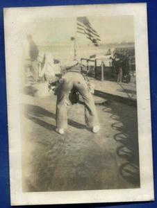 Foto US Navy Matrose wanderbereit kein Fußball auf Schiff 1940er 2.WK - Bild 1 von 2