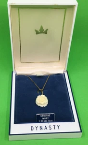 Dynastie 12K Gold gefüllt geschnitzte Blume Anhänger Halskette 20" lang in Originalverpackung - Bild 1 von 3