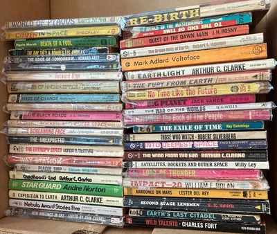 Lot of 44 Vintage Science Fiction Paperback Books Mixed Authors See Pics Foto 1 de 4