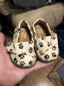 TOMS paw print baby shoes size T2