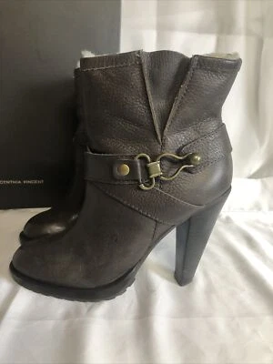 Botín para mujer Cynthia Vincent Ivy en marrón polvoriento talla 7 usado en excelente estado Foto 1 de 4