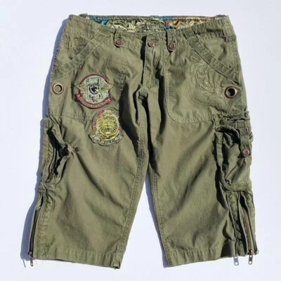 Pantalones Cortos Kaporal Verde Ejército Utilidad Carga Bordados Calavera Gorpcore Emo Grunge  Foto 1 de 4