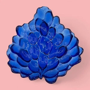 Vintage Cobalt Blue Pressed Glass Grape Bowl MCM Design 7 Inches - Foto 1 di 10