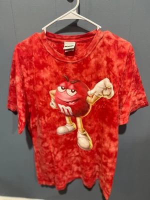 Camisa Pullover Roja M&M Adulto Talla lg Roja Tie Dye M&M's World Graphic Camiseta Foto 1 de 4