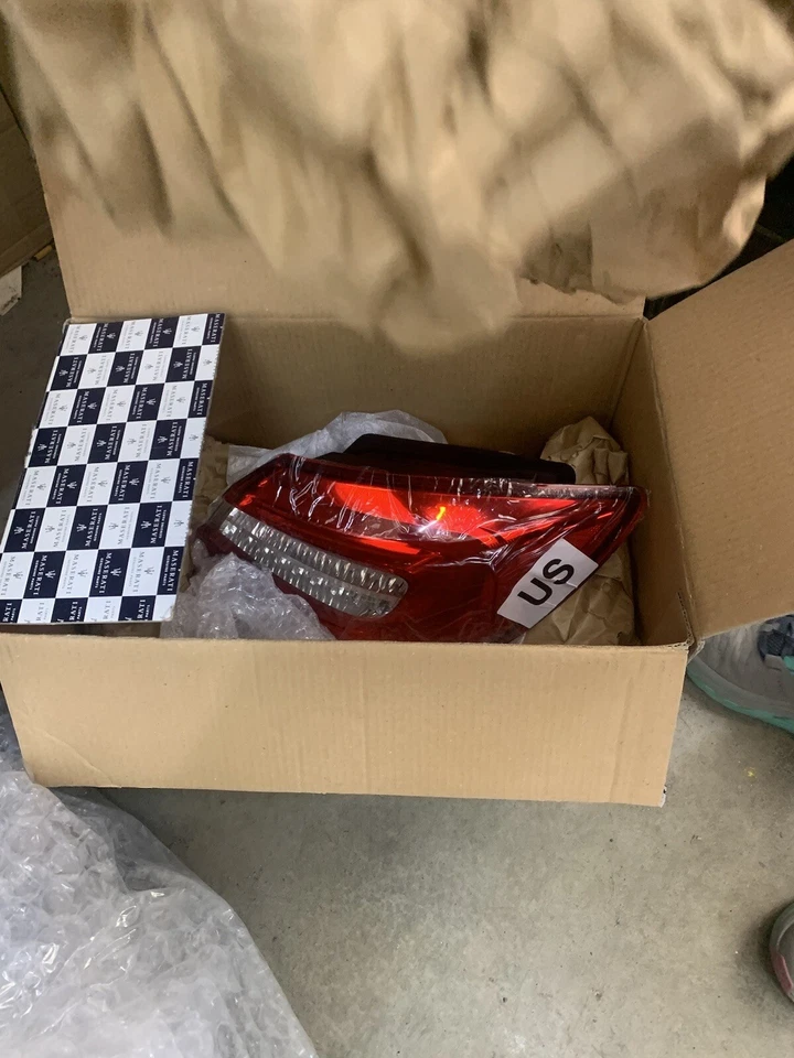 Lámpara trasera derecha Mas Atari Quattroporte S Q4 2017 transporte Foto 1 de 2