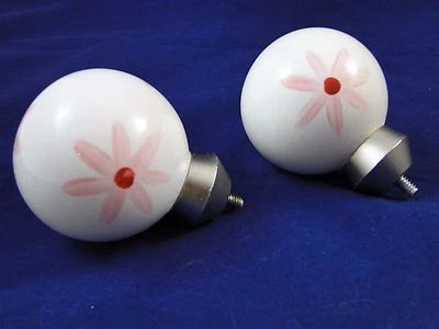 Acabados de cortina Pottery Barn: blanco con roscado de níquel cepillado floral rosa  Foto 1 de 4