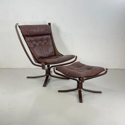 CADEIRA FALCÃO VINTAGE DE COURO MARROM DINAMARQUÊS MEADOS DO SÉCULO E FIGURA OTOMANA REVENDA4581 - Imagem 1 de 4