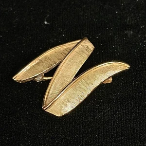 Spilla a zigzag Corona Trifari tono oro 1955-69 firmata Vintage - Foto 1 di 4