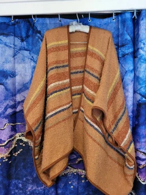 Capa de chal tejido con ala de ángulo Foto 1 de 2