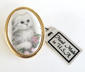 Pin Gatito Gato Gris Vintage con Cabina de Porcelana Rosas Ovalado Tono Dorado 1.5" con Etiqueta - Imagen 1 de 4