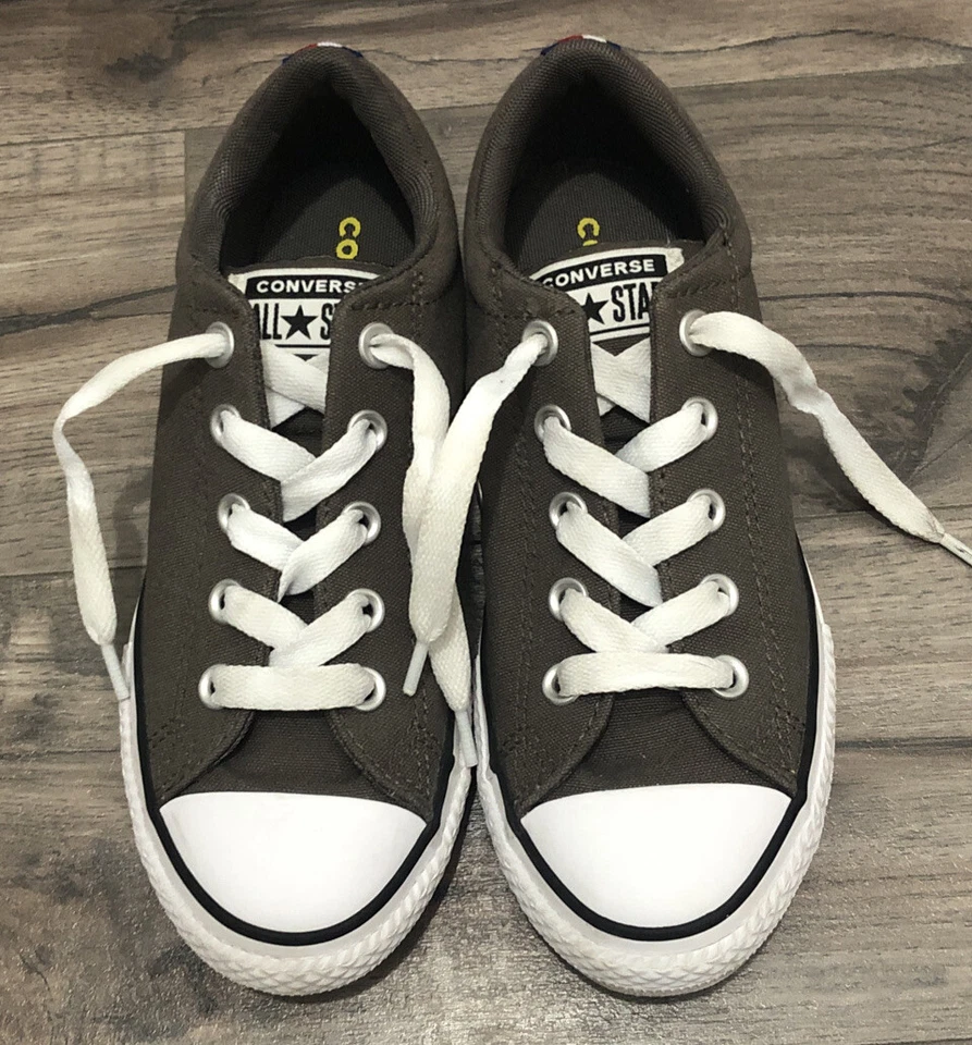 Zapatos de lona Converse All Star Chuck Taylor talla 2 de caña baja color topo con puntas en el talón Foto 1 de 4