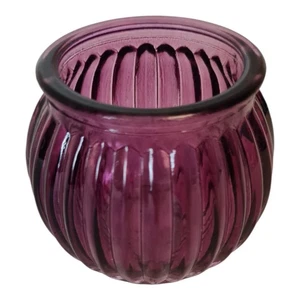 Ein lilafarbener, gerippter Glasbehälter mit rundem Rand - Bild 1 von 4