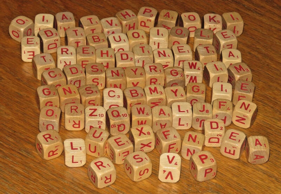 Винтажные игровые детали 1966 Scrabble RSVP 75 деревянных кубиков красные буквы художественное ремесло - Изображение 1 из 1