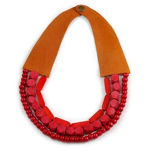 Collar estilo babero de cuero y cuentas de madera multihilo hecho a mano en rojo - 64 cm de largo - Imagen 1 de 6