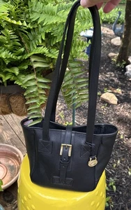 Borsa quadrata nera Dooney & Bourke piedi borchie made in USA classica secchiello a tracolla - Foto 1 di 16
