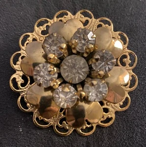 Broche vintage de estrás con detalle de filigrana en tono dorado en diseño floral - Imagen 1 de 6