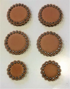 6 RUSSET SATTEL SET ROSETTEN-NICKELPUNKTE-ZWEI1,5"- VIER 2"-SOCKELLEISTEN ÖL ODER FÄRBUNG - Bild 1 von 1