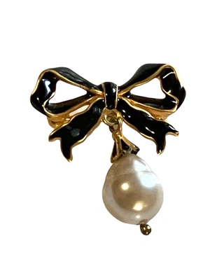 Брошь на булавке MMA с черной эмалью и искусственным жемчугом Metropolitan Museum of Art - Изображение 1 из 4