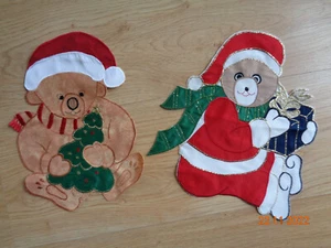 2 Weihnachtsdeckchen Weihnachtsbär   mit Baum + Geschenk - Bild 1 von 4