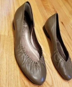 Ladies Judith Leiber Soft Leather Flat Shoes Sz 9B; army green, made in Italy - Picture 1 of 4