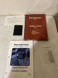 Raro TI SR-52 BIBLIOTECA DE AVIACIÓN AV1 Calculadora Tarjetas Caja Manual Estuche 1976-L👀K! - Imagen 1 de 21