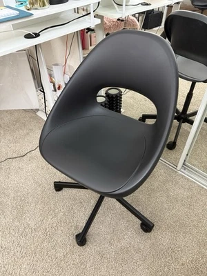 Silla giratoria IKEA LOBERGET / MALSKÄR - Asiento de plástico con ruedas Foto 1 de 2