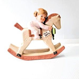 1983 Enesco Treasured Memories Porcelana Niña en Navidad Mecedora - Imagen 1 de 9