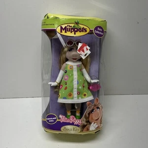 Muñeca de porcelana The Muppets Miss Piggy 7" recuerdos de llaves de latón NUEVA LEER - Imagen 1 de 7