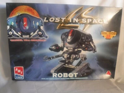 VTG 1998 AMT LOST IN SPACE ROBOT MODEL - Image 1 of 4