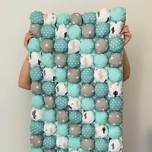 couverture lit de bébé fait a main on peut l utileser comme un tapis a jouer - Afbeelding 1 van 5