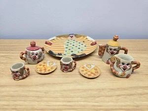 Juego de té miniatura de cerámica vintage Alicia en el país de las maravillas payasos y plato - Imagen 1 de 8