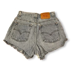 Vintage 80er 90er Levi’s 550 Jeans Cut Off Denim Shorts Distressed Daisy Dukes W27 - Bild 1 von 5