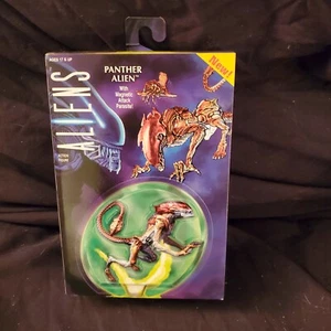 Figura de acción NECA Aliens Kenner Tribute Panther Alien SELLADA caja daños por desgaste - Imagen 1 de 4