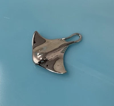 Vintage Sterling Silver Shiny Sting Ray Pendant 925 Stamped 4.6g - Image 1 of 4