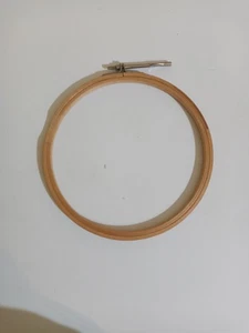 Vintage Necchi 7,5 Zoll Stickrahmen Holz Daumenschraubverschluss - Bild 1 von 4