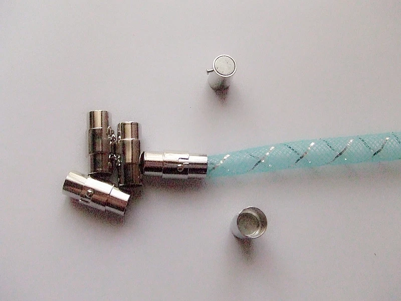 1set chiusure magnetiche calamita in ottone 17x7mm colore argento scuro foro 6mm - Immagine 1 di 1