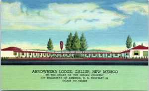 Postal de la década de 1940 Ruta 66 casi nueva punta de flecha Lodge corazón del país indio Gallup  - Imagen 1 de 2