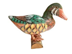 VINTAGE, GESCHNITZT, HOLZ, HANDBEMALT, STOCKENTE AUF HOLZSTAMM, 4,5" HOCH, 6" L - Bild 1 von 6