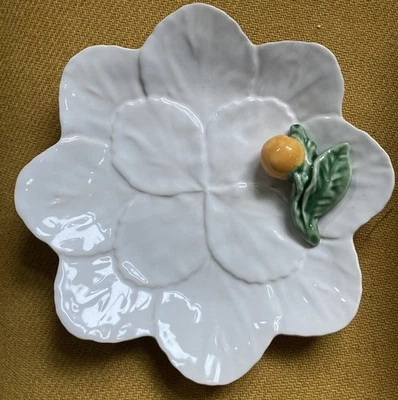 Bordallo Pinheiro Pottery Portugal - white leaves side 20cm Plate with fruit  - Image 1 of 4