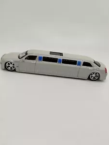 Maisto Donald Trump Executive Collection Chrysler 300C Hemi Limousine 1/64 White - Picture 1 of 8
