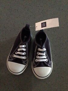 Baby GAP Size 7 Black Canvas Sneakers Tennis  Shoes No-tie NWT