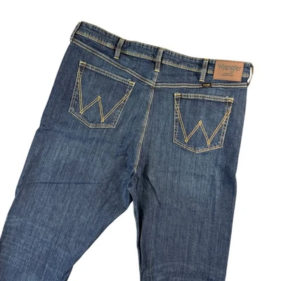 Nuevos Jeans Wrangler Calce Regular Flexibles Lavado Oscuro Para Hombres 40x34 Pierna Recta Vaquero Foto 1 de 4