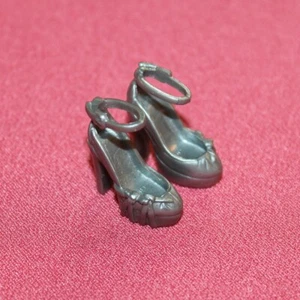 Paire de chaussures grises poupée Barbie Mattel vintage - Picture 1 of 1