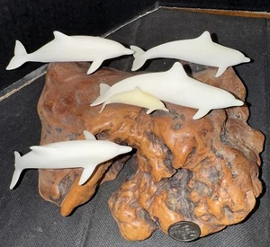 John Perry große 5 Delfin Meereslandschaft Skulptur weißes Harz auf echtem Wurzelholz - Bild 1 von 8