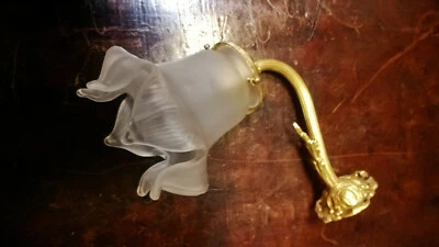 Ancienne applique en laiton doré abat jour tulipe verre dépoli - Photo 1/4