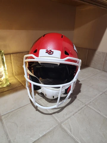 KANSAS CITY CHIEFS VICIS Patrick Mahomes  Helmet Unsigned size adult Large Cover