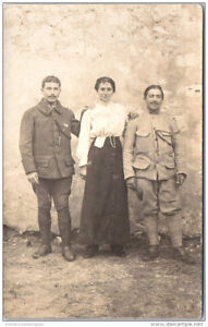 MILITARIA - 1914-1918 - CARTE PHOTO - deux soldats et une femme